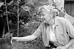 Éliane Radigue mit Katze